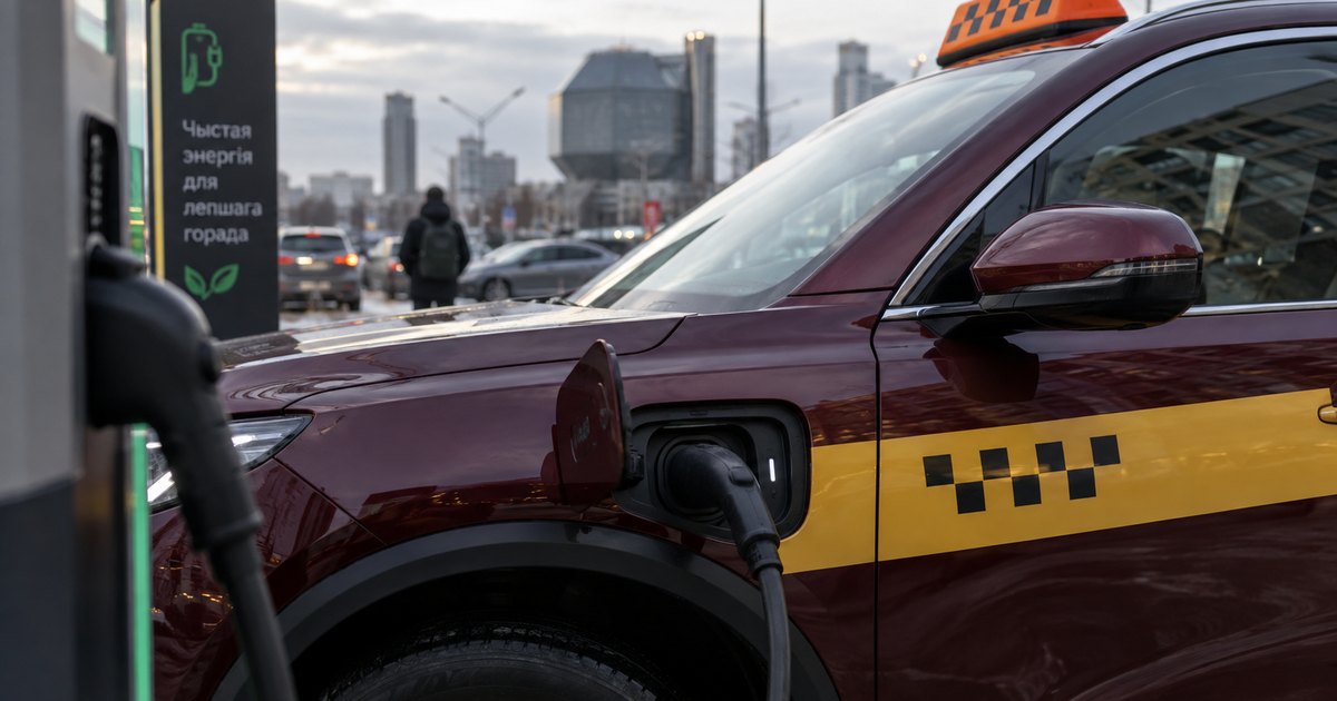 Электромобиль-такси Geely EX5 на публичной зарядной станции в Минске